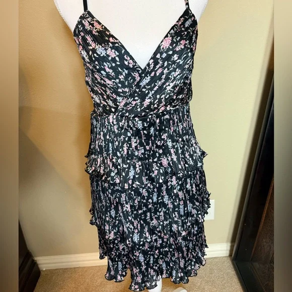 NWT Lulus Quaint Cutie Floral Tiered Dress size medium - Picture 3 of 9
